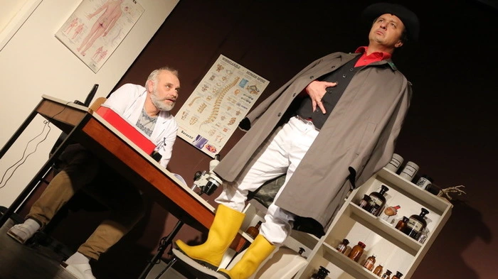 Ausverkauft waren die ersten drei Vorstellungen der Komödienbühne Gosdorf in der Begegnungshalle. Beim Stück „Der Nächste bitte!“ läuft die Darstellerriege mit Manfred Schwinger, Ines Siegl, Agathe Vukan, Erika Hanzlich, Edith Keimel, Anton Vukan, Claudia Scheucher, Andrea Schwinger und Franz Reisacher unter der Regie von Paul Kindler zu komödiantischer Hochform auf. Ein umwerfend komisches Bühnendebüt feierte Michael Rucker. Zum Inhalt sei nur so viel verraten, dass es im Wartezimmer eines Landarztes zu vielen kuriosen Begegnungen kommt. Selbst hergestellte Medikamente führen nicht nur zu außergewöhnlichen Ergebnissen, sondern sorgen auch für Turbulenzen in der Ordination. „Wir hatten heuer sogar schon einige Besucher aus verschiednen Bundesländern, die extra wegen des Stückes nach Gosdorf kamen und auch in der Region nächtigten“, freut sich Vukan auch über einen touristischen Aspekt. Am kommenden Wochenende gibt es am Freitag und Samstag ab 19 Uhr, sowie am Sonntag ab 15 Uhr noch drei Vorführungen. Es sind allerdings nur mehr Restkarten erhältlich.  