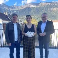 Bürgermeister Dietmar Ruggenthaler, Künstlerin Linda Steiner und NHT-Geschäftsführer Johannes Tratter