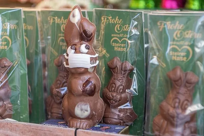 ...nämlich einen "Corona-Hasen", einen Osterhasten mit Schutzmaske.
