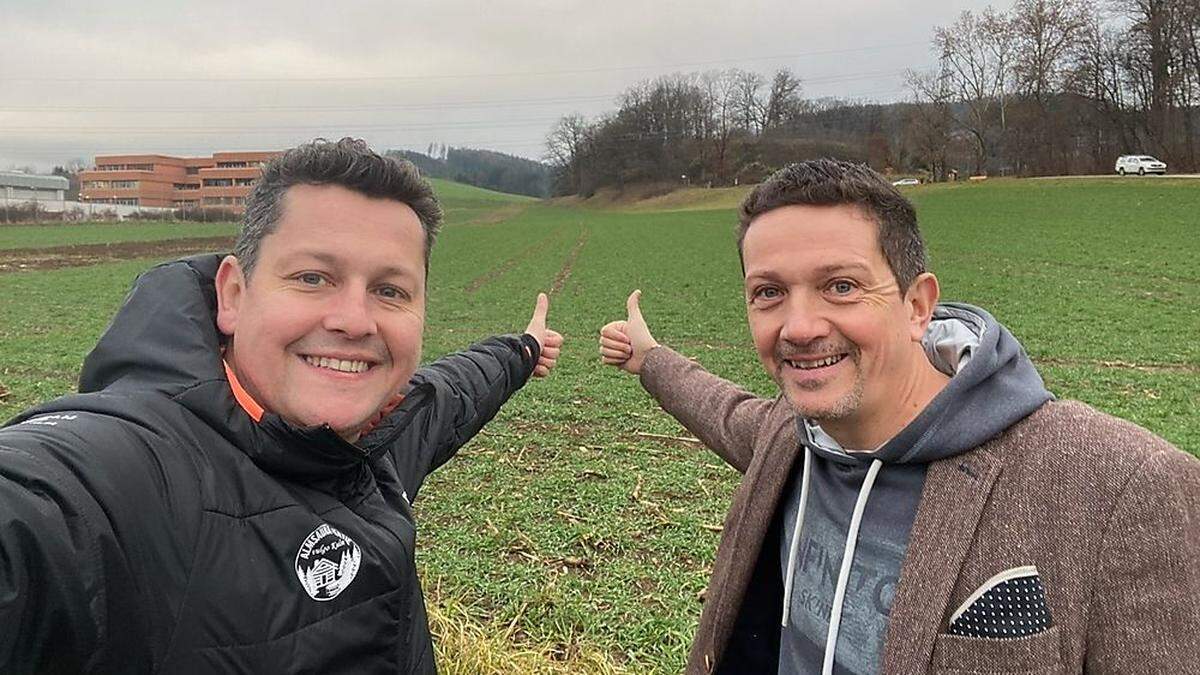 Josef Adam und Markus Dirschlmayr vor dem Areal der &quot;neuen&quot; Fachschule