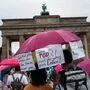 Als "eine gefährliche Melange, die sich hier zusammenfindet", beschreibt Hayali die Demonstranten in Berlin.