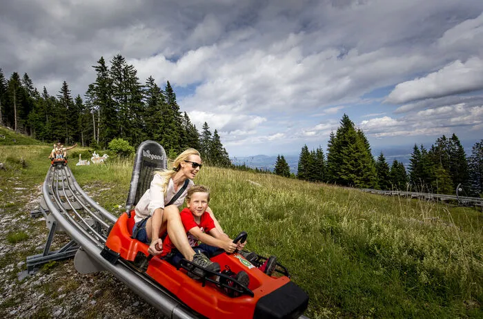 Die Sommerrodelbahn „Hexenexpress“ am Schöckl begeistert Groß und Klein!