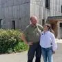 Ulrich und Daria Arzberger vor ihrem Holzhaus in Kaag, das sie 2012 errichteten