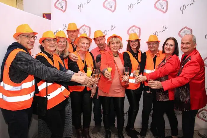 Weiter geht es am Faschingsdienstag ab 14 Uhr im Bereich des Ligister Marktplatzes mit einem großen Kinderprogramm, Promi-Skirennen, Star-Parade, Kinderdisco, Kinderschminken und Maskenprämierung mit gemütlichem Ausklang bei den Gastrobetrieben.