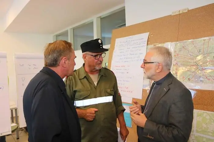 Bischof Marketz und Superintendent Sauer bei der morgendlichen Einsatzbesprechung in Treffen