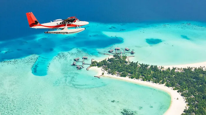 Die Malediven sind ein Inselstaat im indischen Ozean, der aus etwa 1200 Koralleninseln besteht. Davon sind nur rund 200 bewohnt und rund 90 ausschließlich Touristen vorbehalten. Von einer zur anderen gelangt man mit Wasserflugzeugen.
