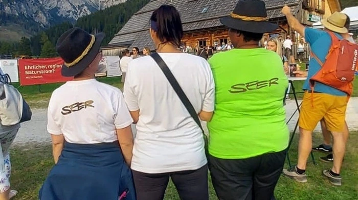 Für „unsere Seer“ ist kein Weg zu weit, so die einhellige Meinung der Fans, die schon kilometerweit vor der Kaiserau ihr Auto parken und gutgelaunt zum Open-Air Konzert in der Nachmittagshitze marschieren. Die meisten sind in zünftigen Lederhosen und feschen Dirndln gekleidet, um auch damit eine der bekanntesten heimischen Mundartbands ihre große Verehrung zu zeigen.