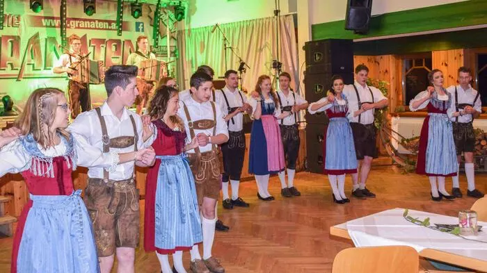 Traditionell organisiert die Landjugend Irschen den Bauernball im Bärenwappensaal. Zahlreiche tanzfreudige Gäste und befreundete Landjugendgruppen feierten ausgelassen bis in die Morgenstunden.