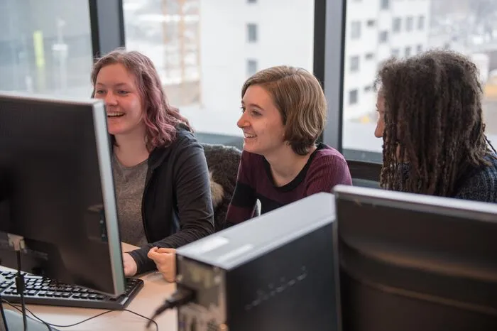 Die Schülerinnen arbeiteten eifrig an ihren Texten.