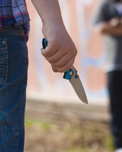 Jugendlicher mit Messer | Geht es nach der ÖVP, sollen Straftäter bereits ab 12 Jahren belangt werden können. 