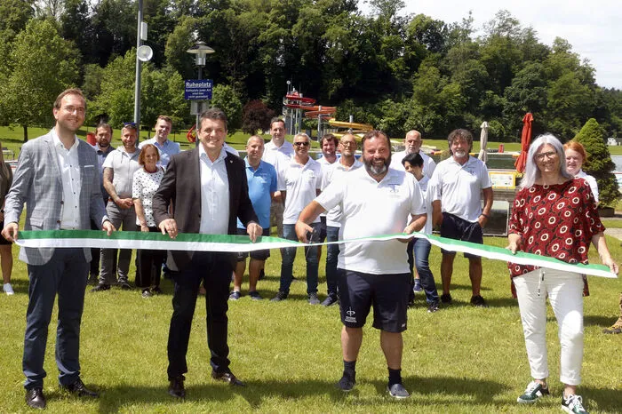 Bürgermeister Franz Jost und Freibad-Leiter Andreas Rindler schnitten das "Eröffnungsband" durch.