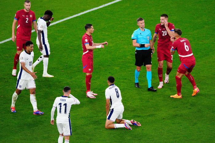 Ein Bild mit Seltenheitswert: Der Schiedsrichter ist umzingelt von Serben, dann kam Kapitän Aleksandar Mitrovic