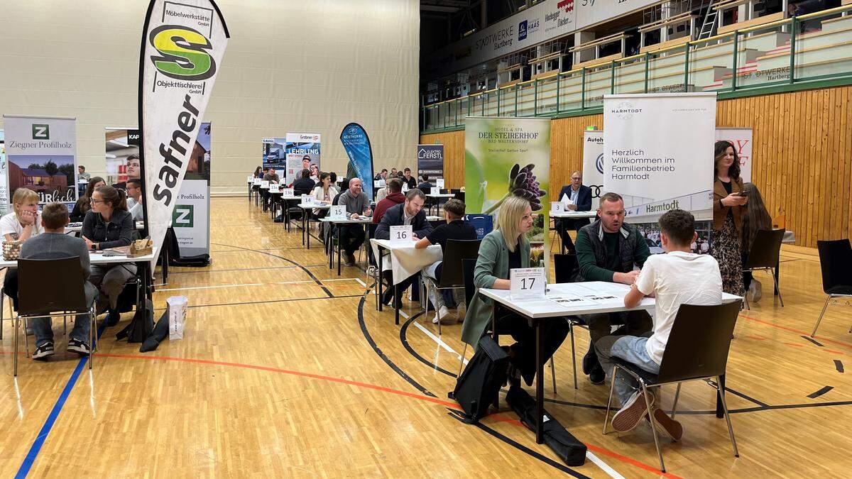 Rund 60 Unternehmen hatten 200 Lehrstellen zu vergeben, wobei nur 100 Schüler am Lehrlings-Speed-Dating teilnahmen