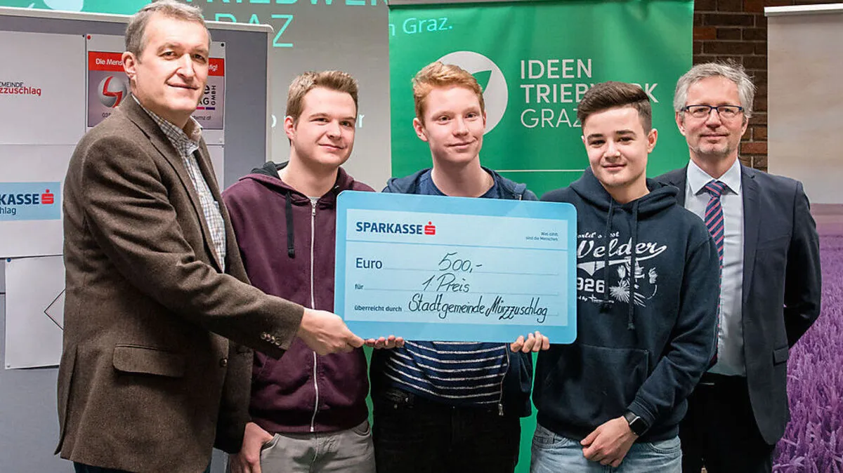 Das Siegerteam mit Bürgermeister Karl Rudischer (links) und Direktor Erich Leitenbauer