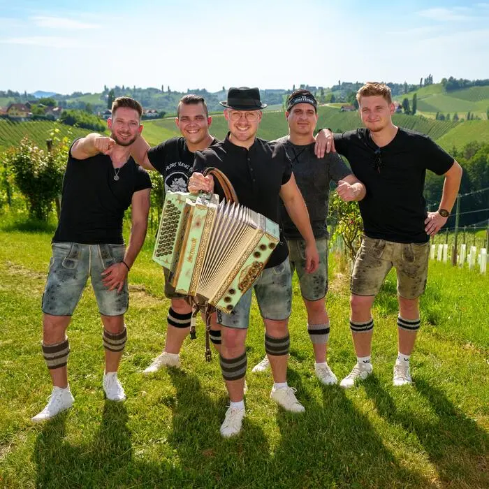 Nicht nur Bandkollegen sondern enge Freunde: Thomas Schoenekl, Stefan Körbler, Florian Mandl, Lukas Posch und Julian Gigler (v. l.)
