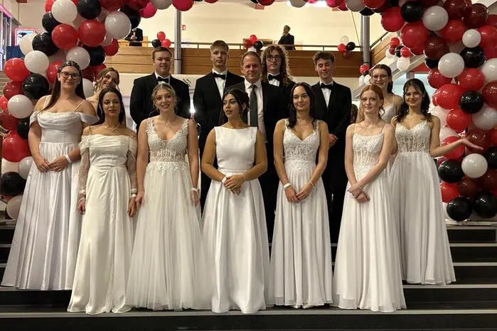 Rund 1200 Gäste feierten gemeinsam mit den Maturantinnen und Maturanten eine unvergessliche Ballnacht, die mit einer kreativen Mitternachtseinlage und vielen emotionalen Momenten begeisterte.

