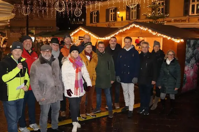 Kurz nach 18 Uhr ließen Vizebürgermeister Oswin Donnerer und Vizebürgermeisterin Monika Langs die Weihnachtsbeleuchtung leuchten.