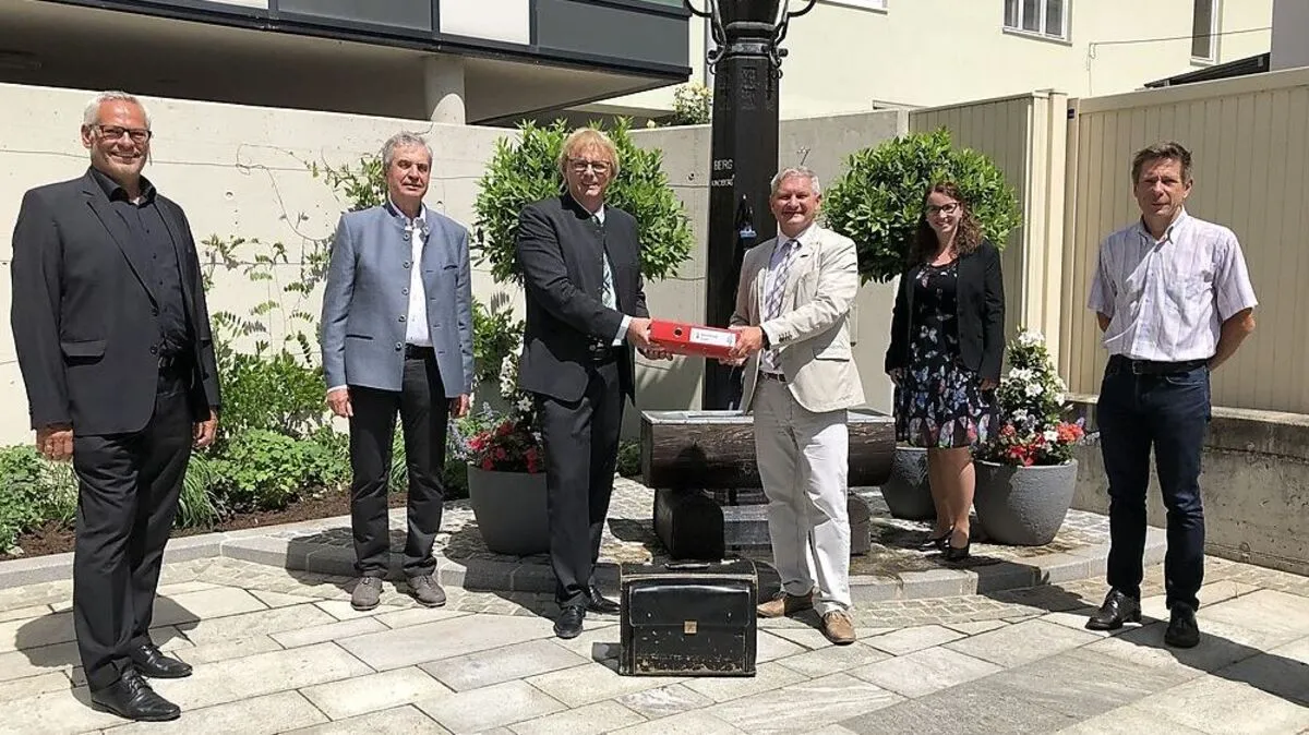 Jakob Edler (3. v. l.) überreichte Bürgermeister Christian Sander die Unterlagen