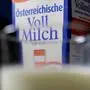 ABD0012_20160614 - SALZBURG - ÖSTERREICH: THEMENBILD - Illustration zum Thema 'Milchdialog / Milch / Milchproduktion'. Eine Milchpackung und ein Glas Milch am Freitag, 10. Juni 2016. - FOTO: APA/BARBARA GINDL,landwirtschaft, milchpreis, sujet