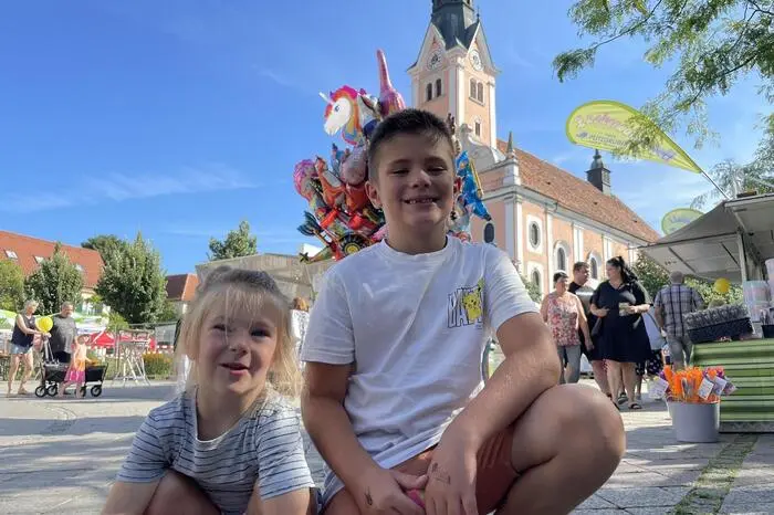 Schon am Freitagvormittag waren große und kleine Besucherinnen und Besucher auf den Beinen, um dem Spektakel beizuwohnen, sich kulinarisch verwöhnen zu lassen und durch die Innenstadt zu flanieren.