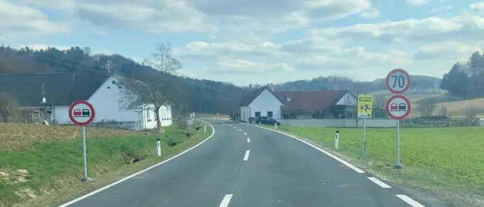 Auf etwa 200 Metern gelten nun an der Kalcher Landesstraße (L 256) Tempo 70 und Überholverbot