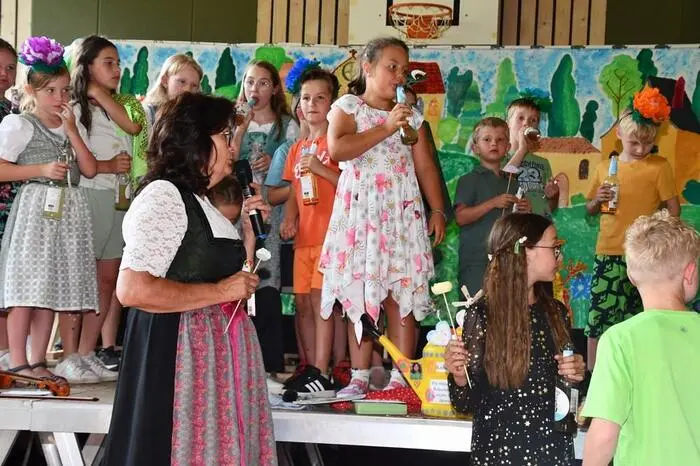 Musikalisch und kreativ umrahmt wurde die Feier von einer Flötengruppe sowie einem von VL Birgit Höfferer mit den Kindern einstudierten Theaterstück.