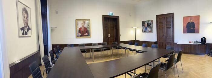Im Baumkirchnerzimmer befinden sich einige der angefertigen Porträts der Ehrenbürger, u. a. Heinz Fischer, Waltraud Klasnic, Helmut Marko und Egon Kapellari