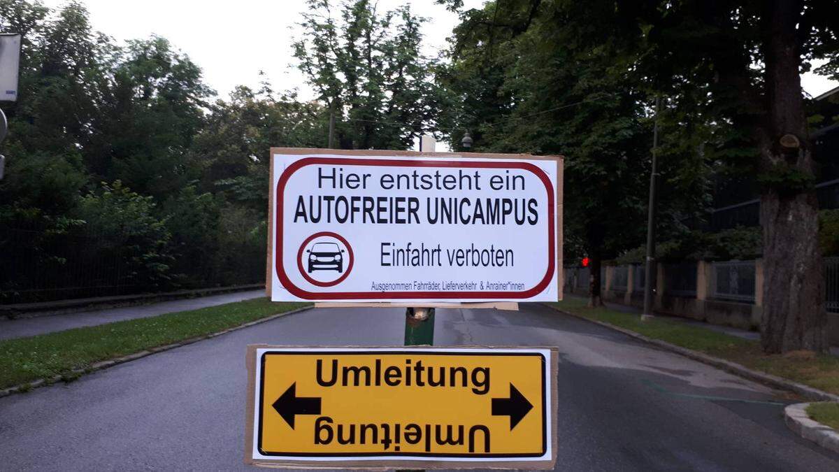 &quot;Hier entsteht ein autofreier Campus&quot;, war auf den Schildern zu lesen - die Polizei hat sie aber recht schnell entfernt