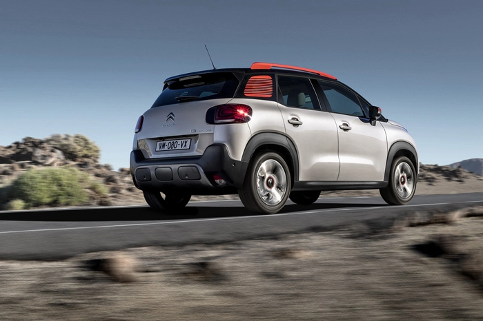 Der C3 Aircross soll ein ganz persönlicher Reisebegleiter sein und bietet die Wahl zwischen 90 Außenvarianten, darunter vier Dachfarben und vier Style-Pakete. Dazu kommen noch fünf verschiedene Looks im Innenraum.