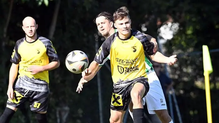Griffen (vorne Fabian Lamprecht) gewinnt das Derby gegen Mittlern (Gal Javoric) mit 1:0