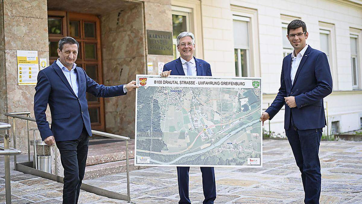 Volker Bidmon, Leiter der Straßenbauabteilung, Landehauptmann Peter Kaiser und Straßenbaureferent Martin Gruber