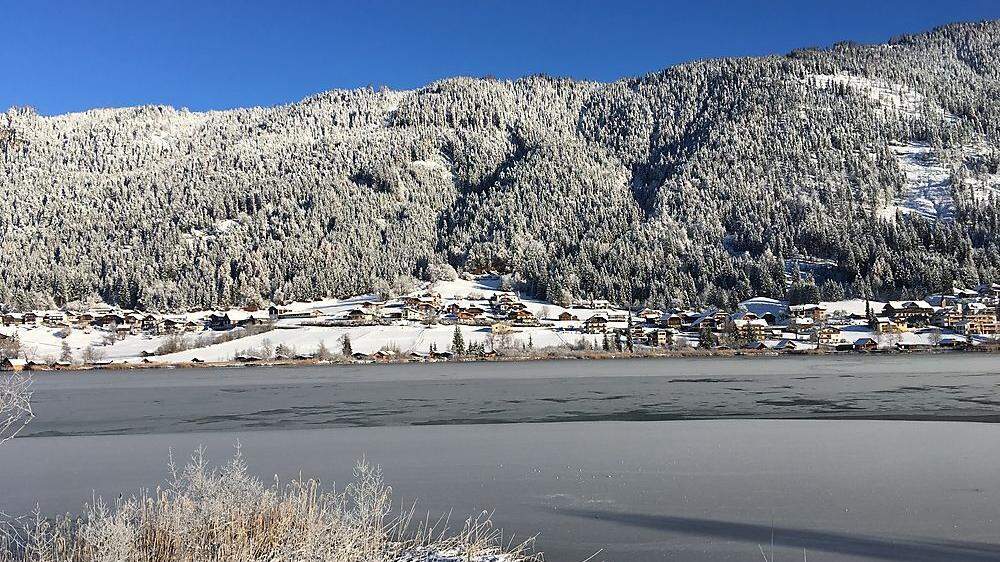 So strahlend schön war es am Montag am Weißensee. Die ersten Winterboten sind da und der See verrät: die Eislaufsaison naht	 