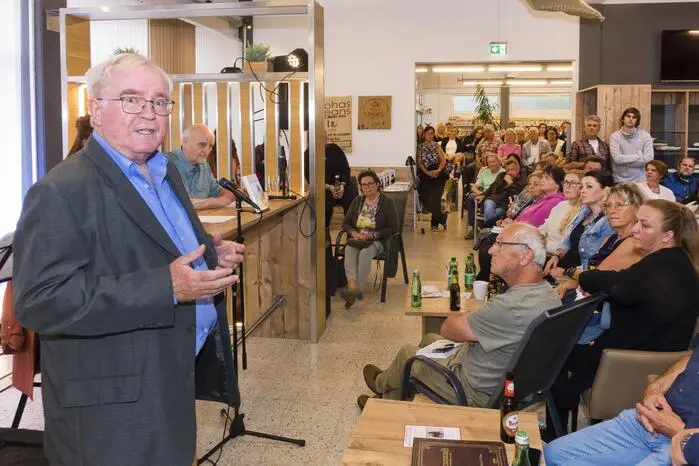 Auch Verleger Wolfgang Hager vom gleichnamigen Verlag stattete der Lesung einen Besuch ab.