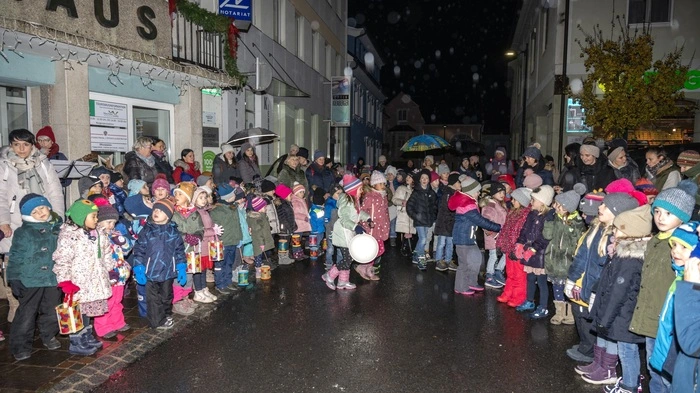 Mit stimmungsvollen Liedern der Volksschulkinder und musikalisch umrahmt von einem Bläserensemble eröffnete der Bürgermeister den Friedberger Advent-markt, dem konnte auch der leichte Regen nichts anhaben. 