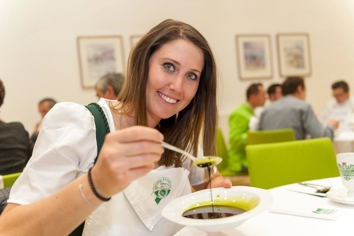 ÖSV-Star Conny Hütter beim Verkosten