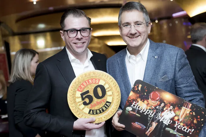 Konkreteres wusste da Gastgeber Andreas Sauseng (im Bild mit Marketingleiter Stefan Bachernegg). „Hinter uns liegt ja bereits ein aufregendes Jahr. Wir haben unser Jackpot Cafe erneuert, eine edle Casino-Bar angelegt und mit dem Goldenen Saal einen neuen Raum geschaffen ...