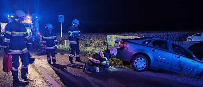 Die Feuerwehr Tieschen zog das verunfallte Auto aus dem Graben