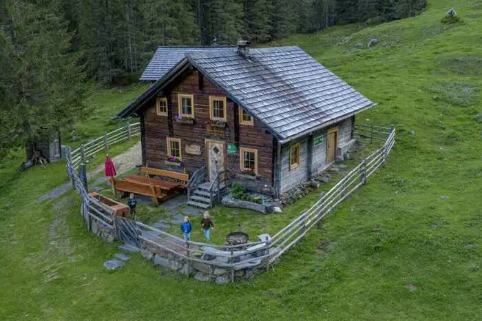 Wer voll abschalten will, ist in der Oberen Roner Kasa der Familie Suntinger (Mörtschach) gut aufgehoben. Auf 1450 Metern Seehöhe im Nationalpark Hohe Tauern gibt es nämlich keinen Internet-Empfang. „Das genießen die Leute und ich merke, dass sie sich gerade in Zeiten wie diesen, auf der Alm sehr sicher fühlen“, sagt Daniela Suntinger. Die Hütte verfügt über sechs Betten, einen Holzherd und ist besonders urig. Trotzdem muss man auf den Komfort einer warmen Dusche nicht verzichten und der Wangenitzsee samt Einkehr lädt zum Wandern ein.