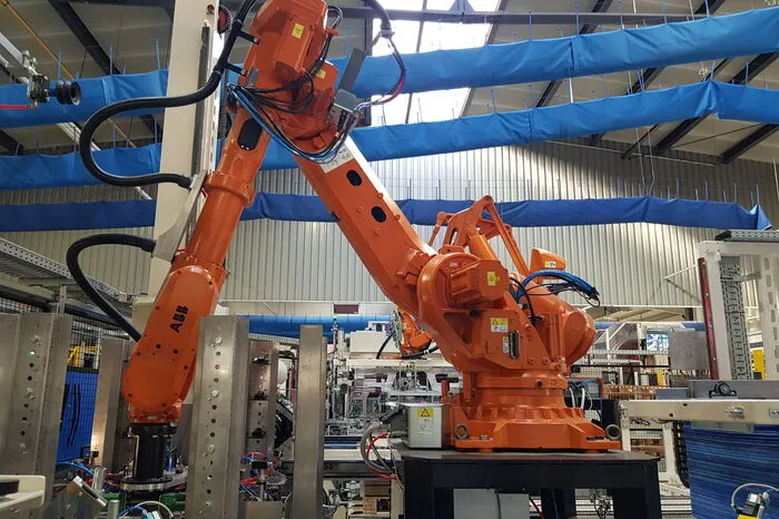 Angeschafft wurden auch zwei Roboter, die künftig die kleinen Flaschen für Klopfer oder Jägermeister verpacken und auf Paletten schlichten.