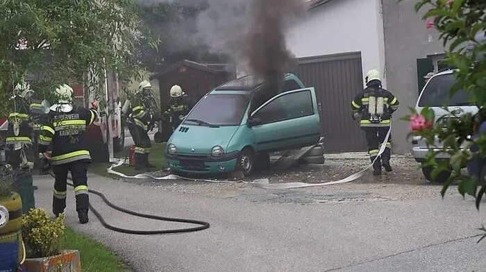 Das Auto wurde ein Raub der Flammen