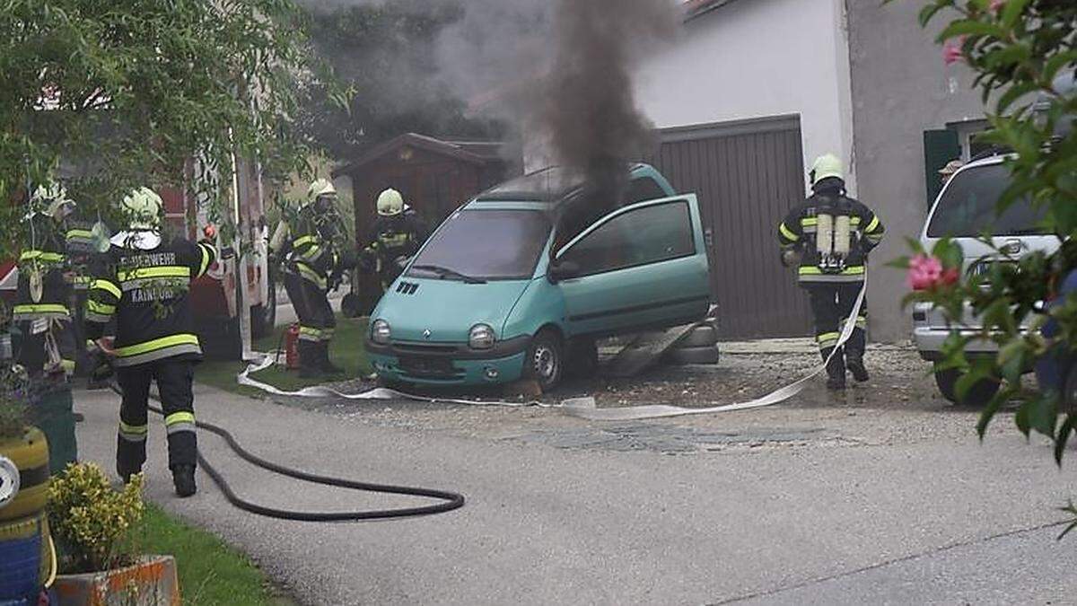 Das Auto wurde ein Raub der Flammen