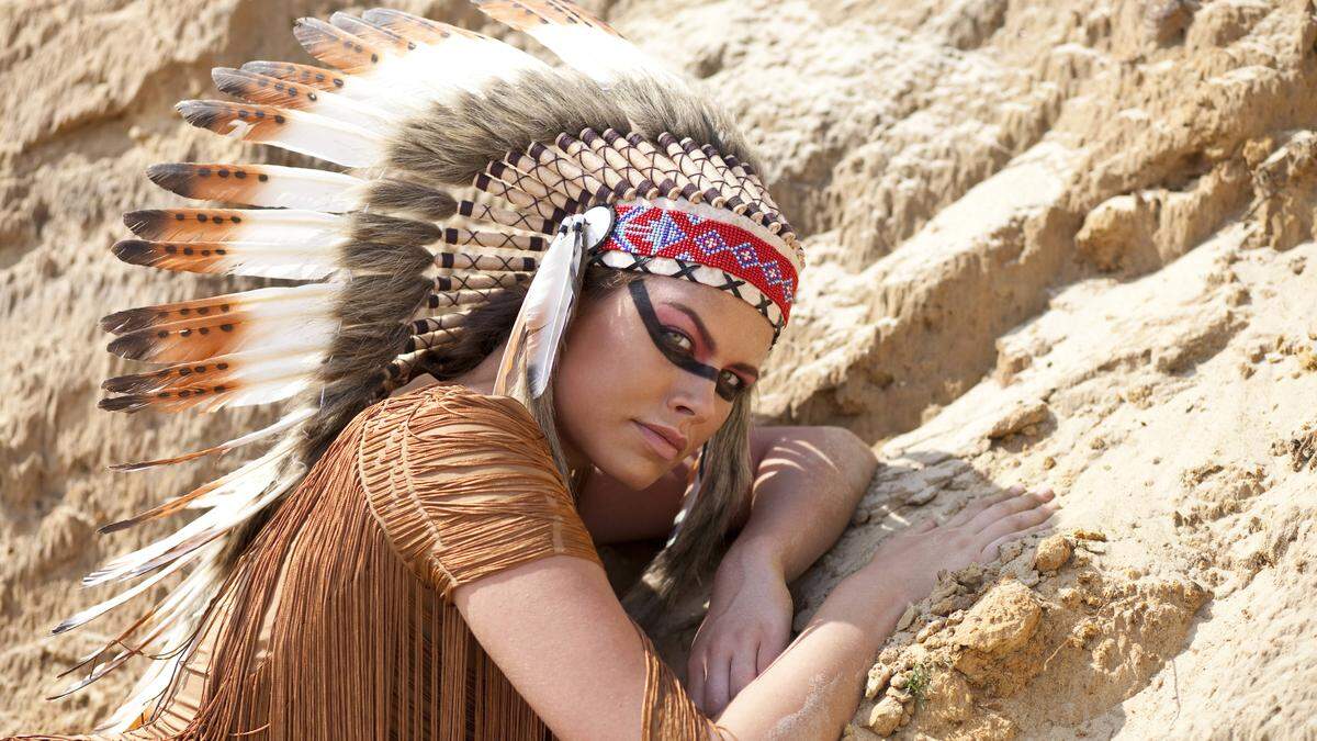 Fotomodell im Kostüm amerikanischer Ureinwohner