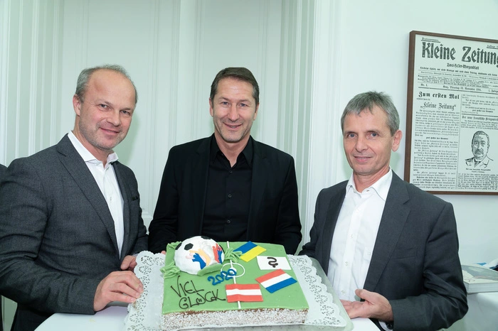 Foda bekam von Markus Mair und Friedrich Santner (beide Styria) eine spezielle EM-Torte überreicht.