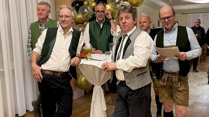 Unter dem Motto „G’redt, G’sungen und G’spült“ standen Joschy Huber, der Grenzlandmännerchor und die Burgauer Tanzmusi auf der Bühne und begeisterten zahlreiche Gäste in Burgau.