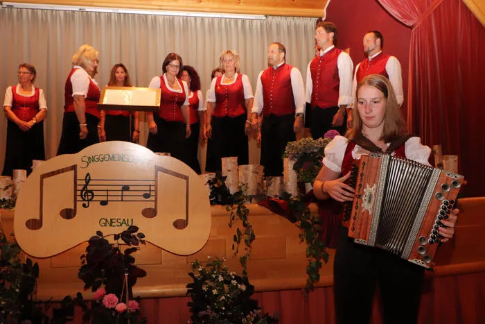 An der Harmonika Johanna Leiter am Bild rechts.