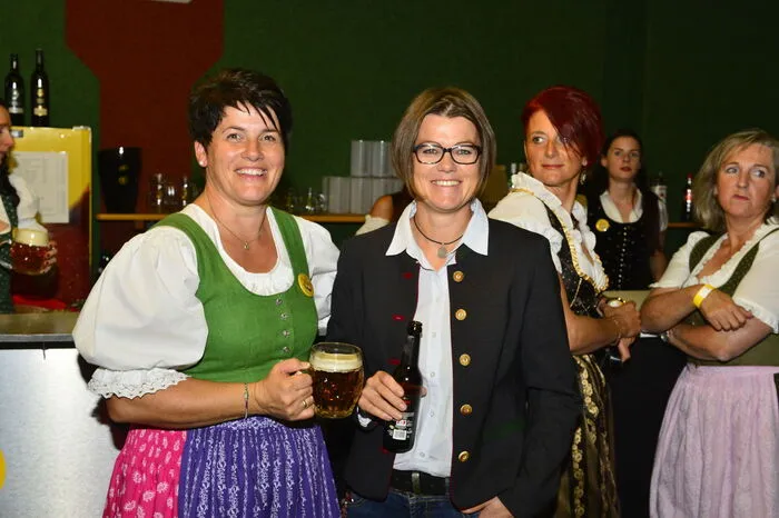 Und die Besucher ließen sich das frische Bockbier der Brauerei Murau schmecken.