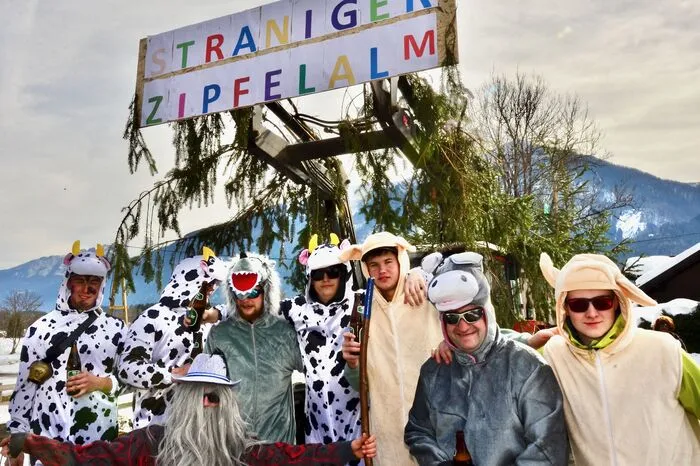 Die Reisacher Holzknechte-Musik (MV Reißkofel) führte die große Narrenschar, unter ihnen Panzerknacker, Bienen, Polizisten, Indianer und viele kleine Narren an.