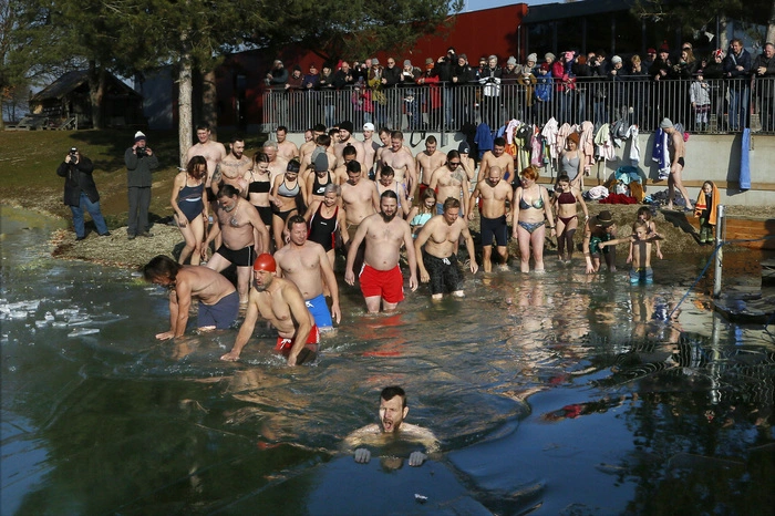 hartgesottene Schwimmer beim "Neujahr Eis-Schwimmen"...