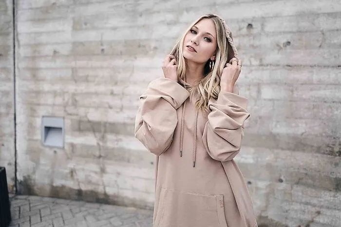 Neuzugang 1: Carolin Niemczyk (27) ist Sängerin der Elektropop Erfolgsband "Glasperlenspiel". Gemeinsam mit ihrem Lebensgefährten Daniel Grunenberg bildet sie das Duo, das seit 2011 und dem Start mit der Debutsingle "Echt" für sich und andere schreibt und produziert.