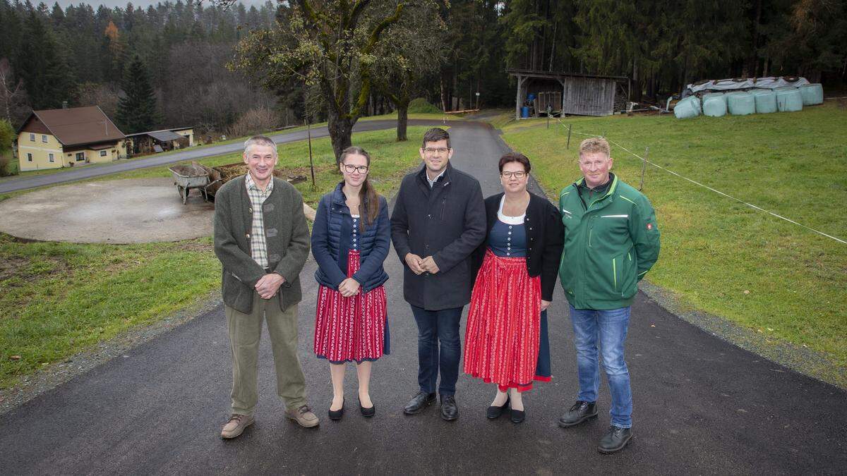 Landesrat Martin Gruber mit Familie Adamitsch und Polier Christian Rossian